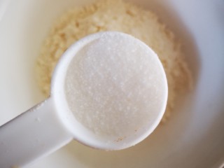 9、香葱千层饼,加入适量盐