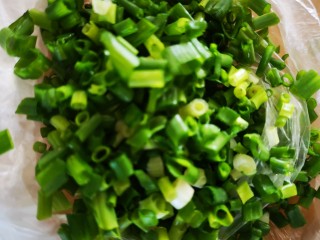 13、香葱千层饼,将小葱切成葱花