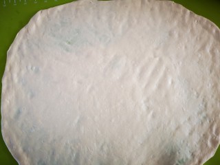 15、香葱千层饼,将面团擀成薄面皮