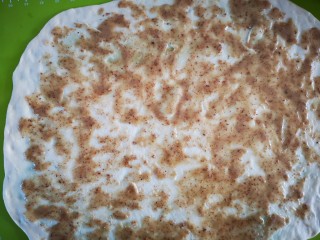 16、香葱千层饼,在面皮上均匀的刷上油酥