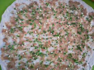 17、香葱千层饼,再均匀的撒上葱花