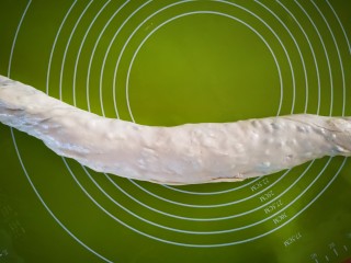 18、香葱千层饼,将面皮卷起来