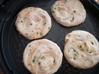 23、香葱千层饼,全部按压成小饼后用刷子在每个小面饼上刷上一层植物油(熟)