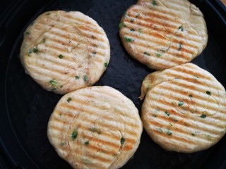 24、香葱千层饼,注意翻面