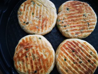 25、香葱千层饼,煎至两面金黄