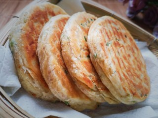 26、香葱千层饼,取出放在吸油纸上