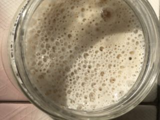 1、迷迭香佛卡夏(天然酵种),制作酵头:把酵头所有的材料混合成面糊,盖上保鲜膜室温发酵。大约5-8小时后,体积完全膨大,表面形成很多小气泡,放入冰箱冷藏过夜。