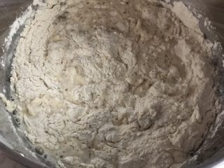2、迷迭香佛卡夏(天然酵种),主面团的中筋面粉和水,和酵头一起放入厨师机内。先用筷子搅拌一下。
