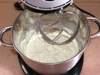 3、迷迭香佛卡夏(天然酵种),使用浆形头,启动厨师机3、4档(中高速度),揉面10min后,停机让面糊静止30min。