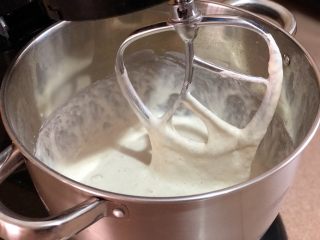 4、迷迭香佛卡夏(天然酵种),面团静止好后再次启动厨师机3档揉面,再停机让面糊休息3-5min。