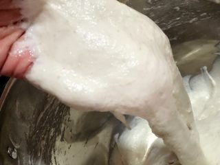 6、迷迭香佛卡夏(天然酵种),虽然是面糊,但仍然是可以用手拎起的面糊。盖上保鲜膜,室温进行第一次发酵。