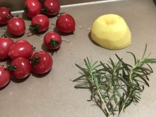 7、迷迭香佛卡夏(天然酵种),趁着发酵期间,准备配料。小番茄洗净,土豆切很薄很薄的片,顺手剪几株自己栽的新鲜的迷迭香。