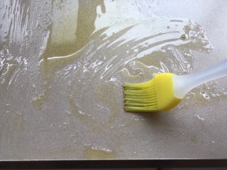 9、迷迭香佛卡夏(天然酵种),烤盘上刷一层橄榄油(配方外用量)。