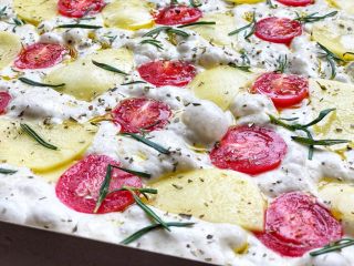 14、迷迭香佛卡夏(天然酵种),然后撒上一层意大利混合香料,和适量的现磨海盐。