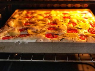 15、迷迭香佛卡夏(天然酵种),烤箱上下火调至230度,提前预热1h后,烤盘送入烤箱中下层,200度烘烤25min,表面金黄上色即可。烤制的途中,你会听到橄榄油和面团发出的滋滋的声响,很美妙。