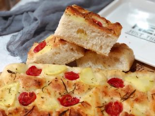 17、迷迭香佛卡夏(天然酵种),切块,趁热食用。