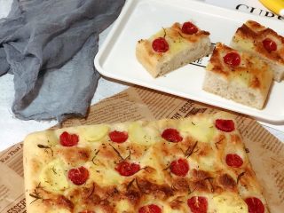 18、迷迭香佛卡夏(天然酵种),这款佛卡夏是我做过的面包中,颜值和味道都能进入前三甲的。