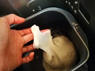 1、培根奶酪岩浆面包,除了做馅用的培根和马苏里拉奶酪之外，原材料除黄油混合，用面包机和面程序，揉至扩展，加入黄油，继续揉到能拉出膜的完全阶段。每个品牌的面包机功率不一样，揉面程序的时间也不一样，所以揉面情况自行掌控。