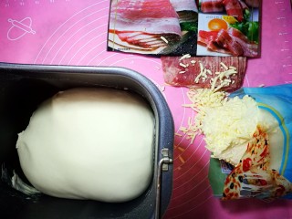 2、培根奶酪岩浆面包,基础发酵两倍大，现在天热，直接在面包机里发酵就可以。