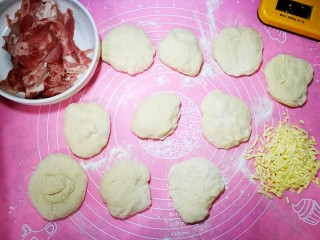 3、培根奶酪岩浆面包,发酵面团时可以把培根切碎。面团总重600克，分割成十个小面团，每个大约60克。面团的重量上下有点浮动没关系。