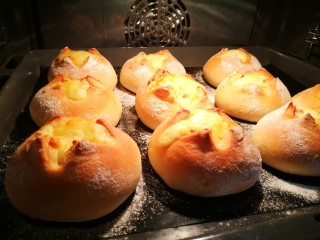 7、培根奶酪岩浆面包,烤箱预热180度五分钟，烤盘放入烤箱。大约烤二十分钟。每个烤箱的温度是有出入的，自行掌控。最后几分钟随时观看上色情况。