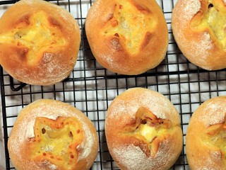 8、培根奶酪岩浆面包,烤出完美颜色可以出炉啦。