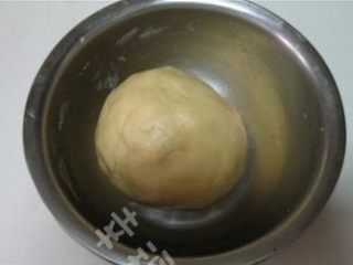 1、菠萝派,派皮的材料混合揉成面团，裹保鲜膜放入冰箱冷藏1小时。