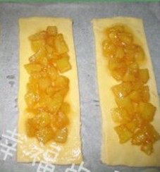 5、菠萝派,把焦糖菠萝放在面片上。