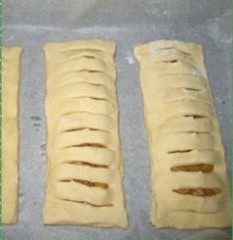 7、菠萝派,盖在焦糖菠萝上，用手压紧周边。