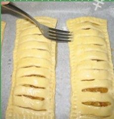 8、菠萝派,表面刷蛋液，用叉子在四周按出花纹，放入预热好的烤箱（上火200度，下火200度，烤箱中层30分钟）烘烤。