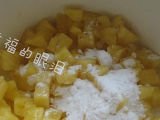 9、菠萝派,下面是焦糖菠萝的做法：将菠萝洗干净切成丁，放入小锅中，放入适量冰糖。