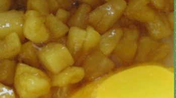 10、菠萝派,电磁炉开大火煮菠萝，刚开始菠萝中的水分会煮出来，一直保持大火的状态，慢慢的水分挥发，糖的颜色变成琥珀色，菠萝丁变粘稠即可关火。