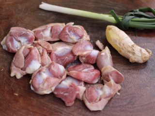 1、香卤鸡胗,首先备齐所有的食材。