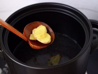 5、香卤鸡胗,这个时候放入切片的姜。