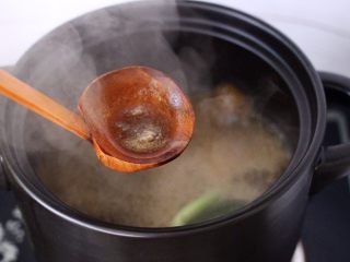 11、香卤鸡胗,大火煮沸后,撇去浮末。