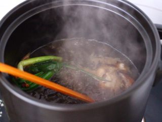 12、香卤鸡胗,盖上锅盖转小火煮10分钟。