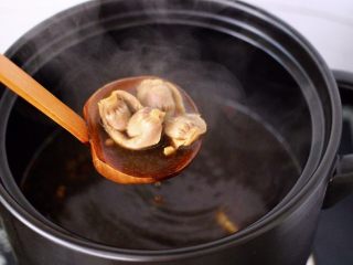 13、香卤鸡胗,关火,把煮好的鸡胗在砂锅的卤汤里浸泡半个小时。