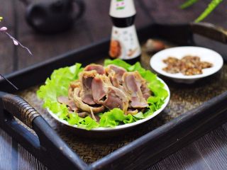 14、香卤鸡胗,把卤好的鸡胗整个取出,用刀切片装盘食用。