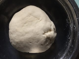 1、培根披萨,温水加入高筋面粉与干酵母搅拌均匀，揉成面团，温暖处发酵