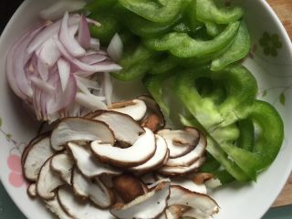 2、培根披萨,准备披萨所需食材，将所有配料切片