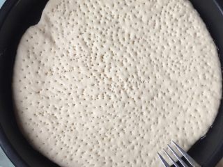 3、培根披萨,发酵好的面团擀成面饼，在表面扎满孔