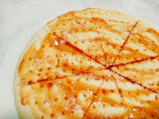 1、水果双拼披萨(九寸),饼底八等分 均匀涂上番茄酱或披萨酱(口感会略酸 不喜欢可以不要)撒一层起司粉(可无 家里那瓶实在用不完了????)