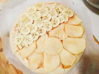 2、水果双拼披萨(九寸),香蕉切片 苹果去皮切片 铺在饼底上各占一半