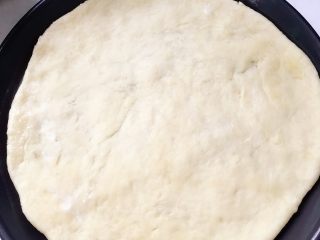 1、烤肠芹叶披萨,烤盘抹上油，铺上面饼。