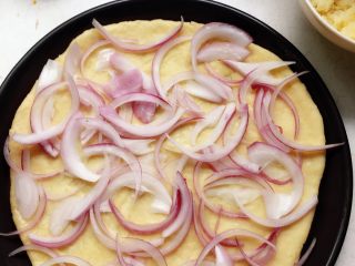 3、烤肠芹叶披萨,铺上洋葱。