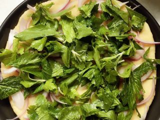 4、烤肠芹叶披萨,铺上芹菜叶。