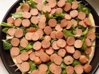 5、烤肠芹叶披萨,铺上烤肠。