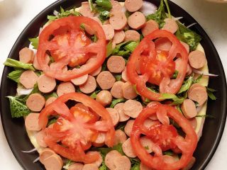 6、烤肠芹叶披萨,铺上番茄片。