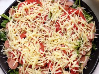 7、烤肠芹叶披萨,马苏里拉奶酪擦丝撒在上面。