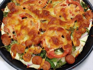 8、烤肠芹叶披萨,放烤箱，上下火210度，15分钟。（放到烤箱拧了20分钟就自己跑去看电影了，没注意，烤得太焦了～）